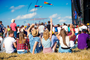 En grupp vänner som är på musikfestival